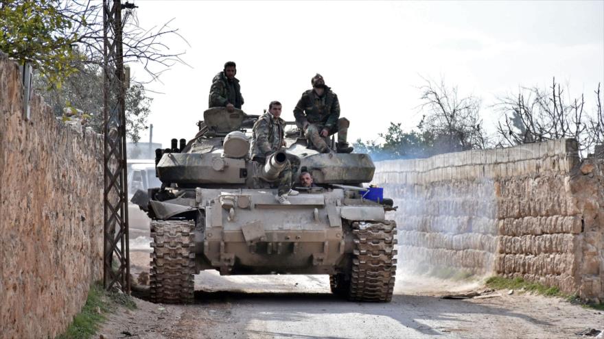 Un tanque del Ejército sirio avanza hacia la ciudad de Saraqib, ocupada por los terroristas en la provincia de Idlib, 3 de febrero de 2020. (Foto: AFP)
