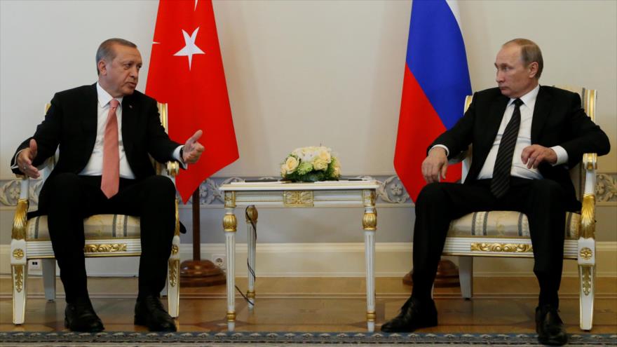 El presidente turco, Recep Tayyip Erdogan (izq.), y su par ruso, Vladimir Putin, en San Petersburgo, 9 de agosto de 2016. (Foto: Reuters)