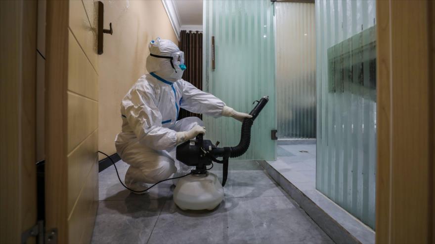 Un miembro del personal médico desinfecta una habitación en Wuhan, 3 de febrero de 2020. (Foto: AFP)