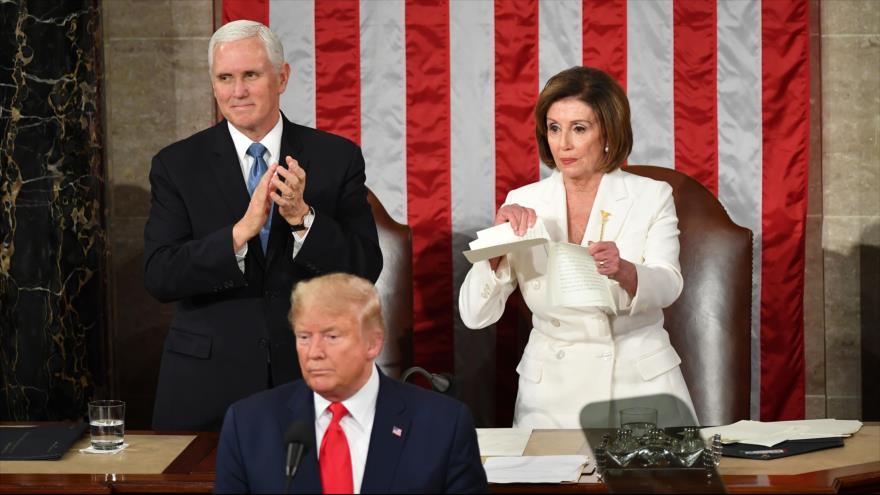 La líder de los demócratas en el Congreso de EE.UU.,Nancy Pelosi, rompe copia del discurso de Donald Trump, 4 de febrero de 2020. (Foto: AFP)