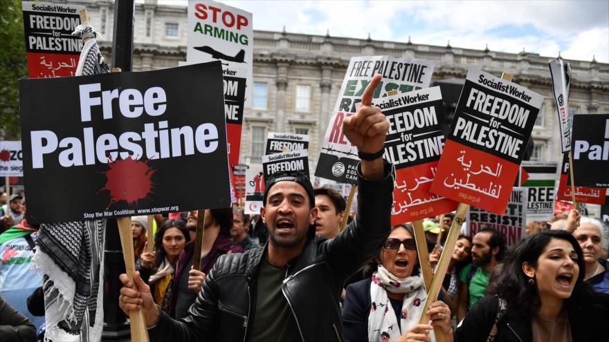 Manifestantes con pancartas gritan y piden justicia para los palestinos durante una marcha en Londres, el Reino Unido, 11 de mayo de 2019. (Foto: AFP)