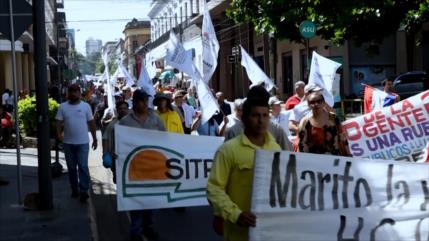 Funcionarios estatales en Paraguay rechazan recorte de beneficios 