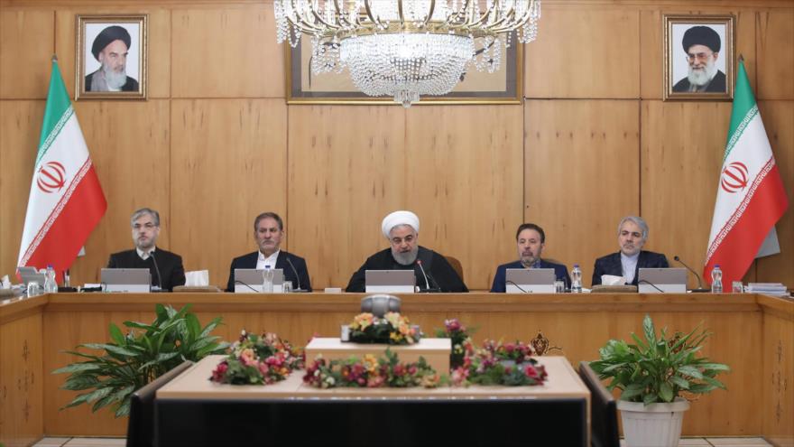 El presidente iraní, Hasan Rohani (centro), habla en una reunión del Gabinete, Teherán, 5 de febrero de 2020. (Foto: President.ir)
