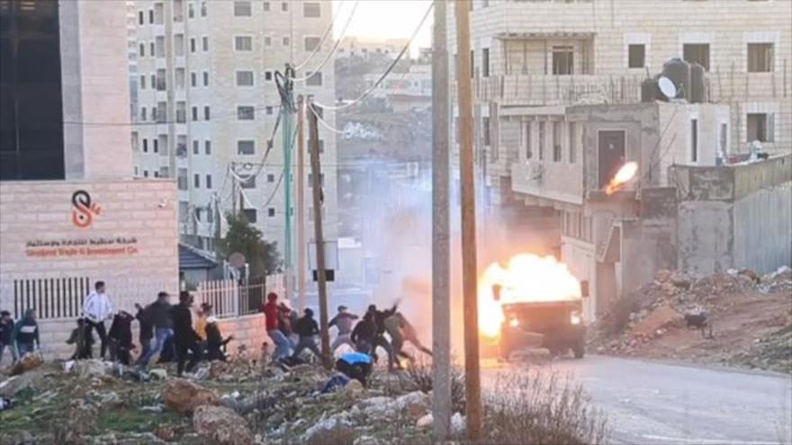 Vídeo: Palestinos queman un coche blindado de fuerzas israelíes | HISPANTV