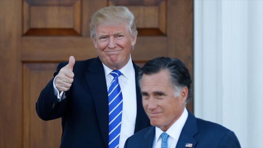El senador republicano Mitt Romney sale de una reunión con el presidente de EE.UU., Donald Trump.