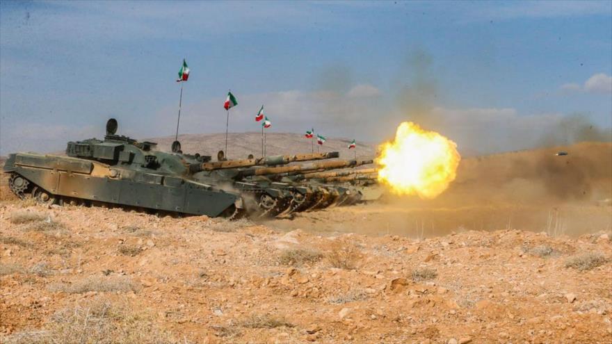 Tanques iraníes en una maniobra militar de las fuerzas terrestres iraníes, 3 de enero de 2020 (Foto: Defa Press)
