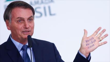 Bolsonaro firma polémico plan de explotación de reservas indígenas