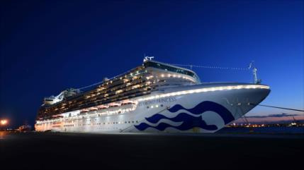 Miles de turistas bloqueados en buques de crucero en Asia