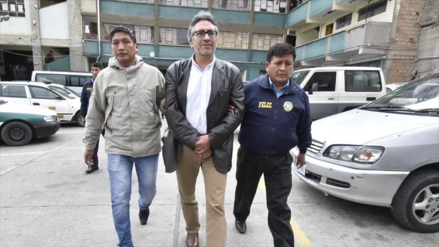 Agentes de seguridad detienen a Gustavo Torrico, diputado boliviano del partido de Evo Morales, Movimiento al Socialismo (MAS), 6 de febrero de 2020.