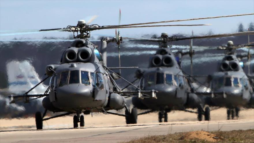 Los helicópteros Mi-8MTV-5 de fabricación rusa aterrizan en las afueras de Moscú, capital rusa.