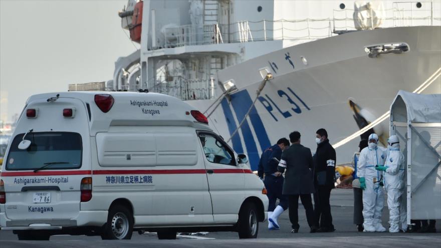 Un equipo encargado de atender a los pacientes sospechosos a bordo de un crucero amarrado en el puerto de Yokohama, 7 de febrero de 2020. (Foto: AFP)