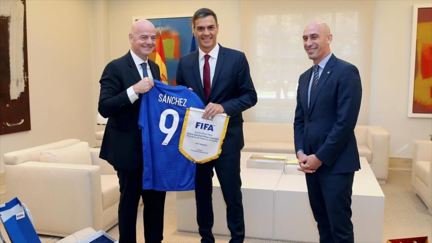 Pedro Sánchez (c), presidente del Gobierno de España; Luis Rubiales (dcha,), presidente de la RFEF; y Gianni Infantino, presidente de la FIFA, 12 de septiembre de 2018.