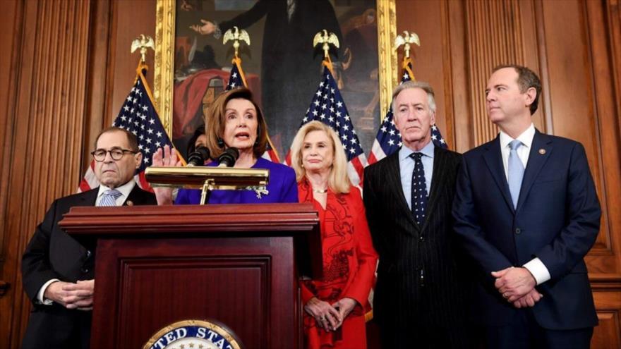 La presidenta de la Cámara de Representantes de EE.UU., Nancy Pelosi (2º de la izda.), junto con otros demócratas en Washington D.C, 10 de diciembre de 2019. (Foto: AFP)