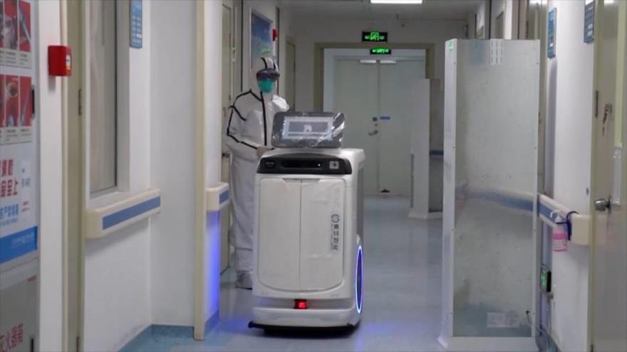 Vea cómo robots se unen a la lucha contra el coronavirus en China | HISPANTV