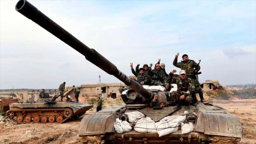 Fuerzas sirias celebran en un tanque una victoria conseguida ante los terroristas en Idlib.