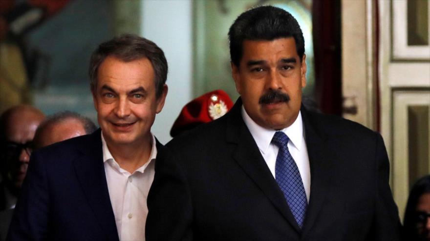 El expresidente del Gobierno español Luis Zapatero (izq.) y el presidente venezolano, Nicolás Maduro, en Caracas.