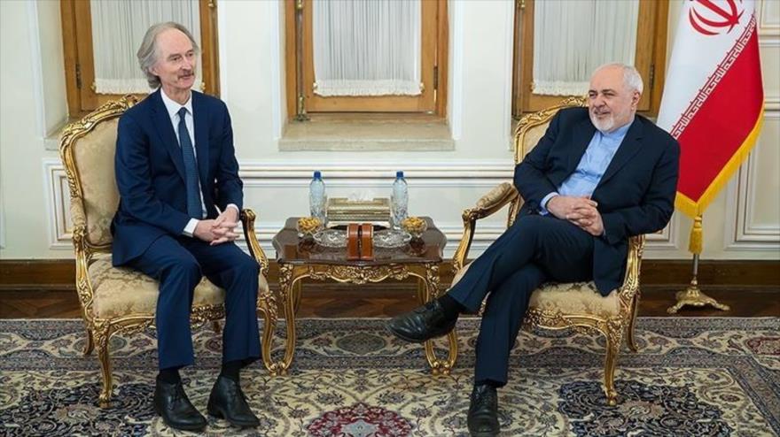 Canciller de Irán, Mohamad Yavad Zarif (dcha.), y el enviado de la ONU para Siria, Geir Pedersen, se reúnen en Teherán, capital persa, 8 de febrero de 2020.