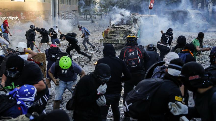 La policía antidisturbios de Chile reprime las manifestaciones antigubernamentales en Santiago, la capital, 7 de febrero de 2020. (Foto: AFP)