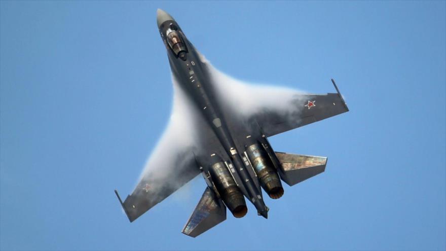 Un caza de combate Su-35 de la Fuerza Aérea de Rusia en pleno vuelo. 
