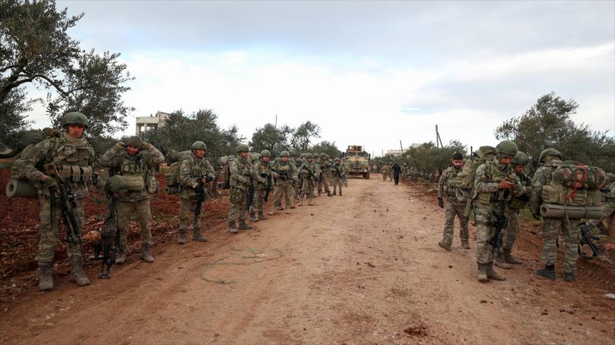 Soldados turcos desplegados en la aldea de Qaminas, a unos 6 km de la ciudad de Idlib, en el noroeste de Siria, 10 de febrero de 2020. (Foto: AFP)