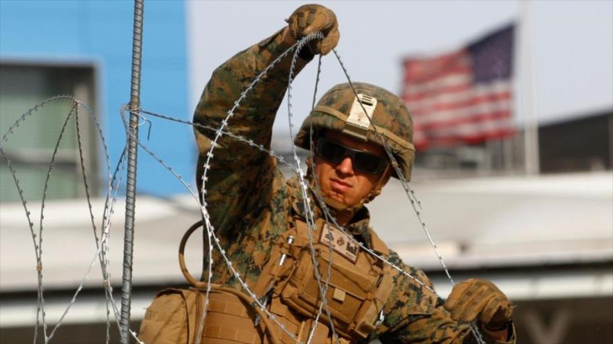 Un infante de marina de EE.UU. instala una barricada con alambre de concertina en la frontera con México (Foto: Reuters)

