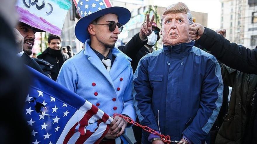 Manifestantes iraníes arrestan simbólicamente una efigie del presidente de EE.UU. en el 41º el aniversario de la Revolución Islámica, Teherán, 11 de febrero de 2020.