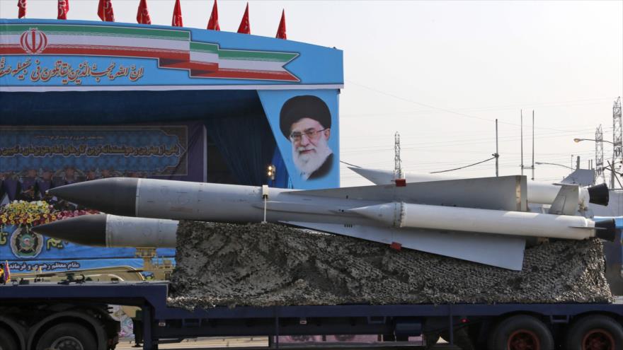 Misiles tierra-aire de fabricación iraní durante un desfile del Ejército del país persa, 18 de abril de 2018. (Foto: AFP)