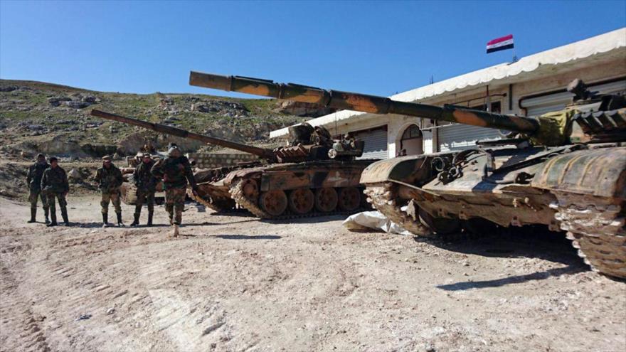Tanques del Ejército sirio desplegados en una localidad en Idlib.