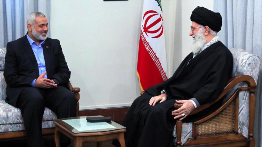 Ismail Haniya (izda.) y el Líder de la Revolución Islámica de Irán, el ayatolá Seyed Ali Jamenei, en Teherán, 12 de febrero de 2012.