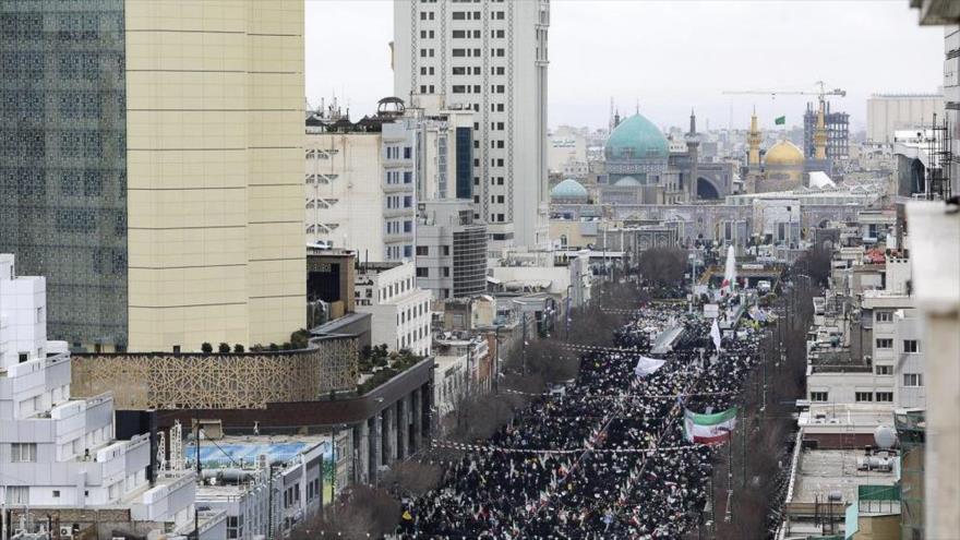 Miles de ciudadanos iraníes en la marcha por el 41.º aniversario de la Revolución Islámica en la ciudad de Mashad, 11 de febrero de 2020. (Foto: YJC)
