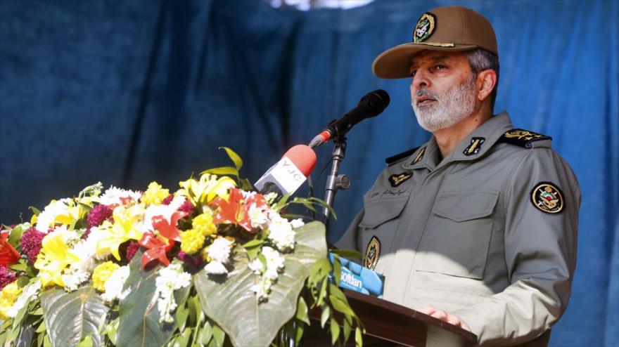 El comandante en jefe del Ejército iraní, el general de división Seyed Abdolrahim Musavi, ofrece discurso en Karaj, 11 de febrero de 2020. (Foto: IRNA)