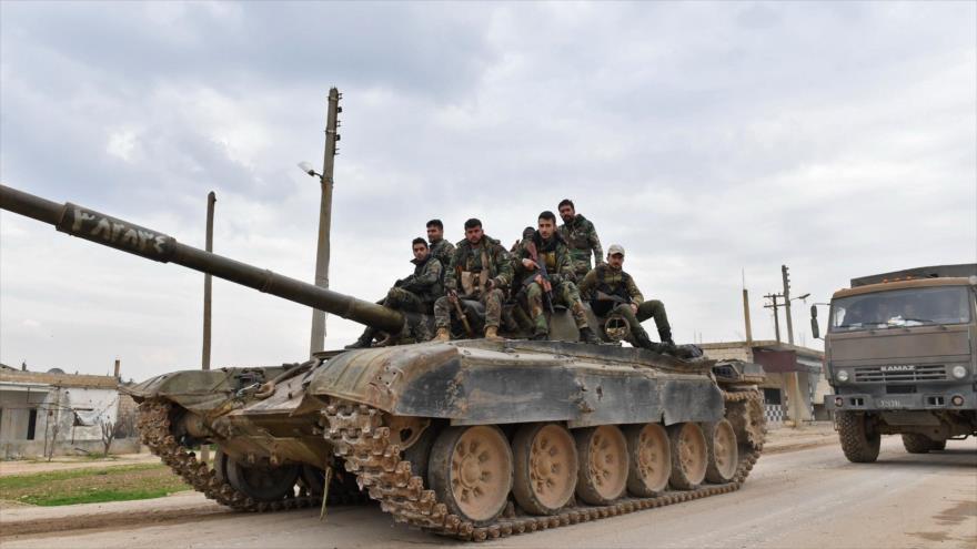 Soldados del Ejército sirio avanzan en la aldea de Tal Tuqan, en la provincia de Idlib, noroeste de Siria, 5 de febrero de 2020. (Foto: AFP)