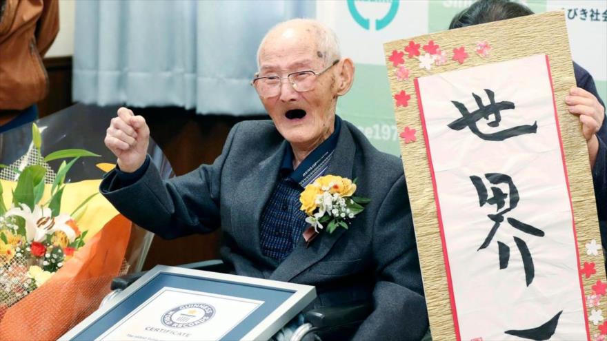 Chitetsu Watanabe, un japonés de 112 años recibe el título del hombre más viejo del mundo por parte del Guinness de los récords, 12 de febrero de 2020.