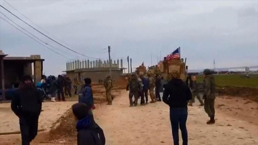 Vídeo: Sirios bloquean el paso de las tropas de EEUU en Al-Hasaka
