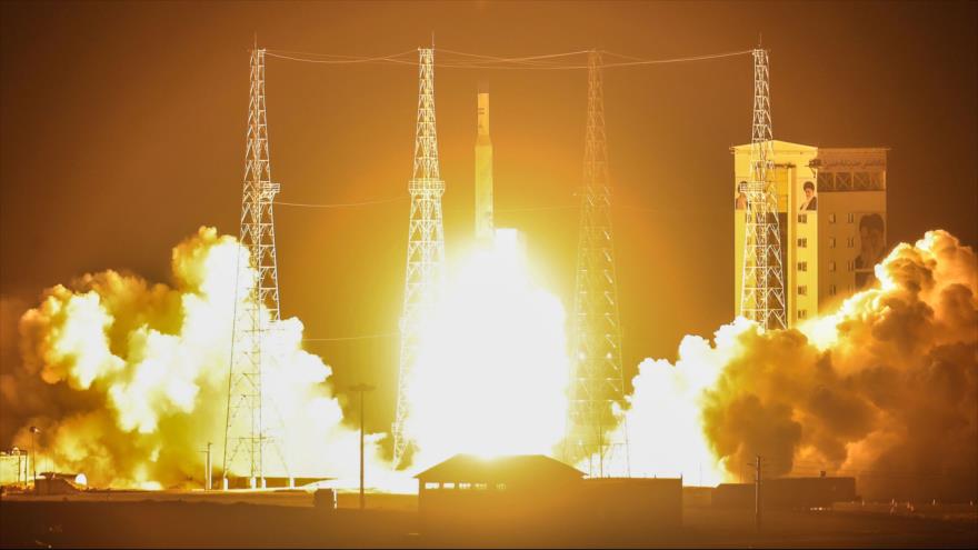 Momentos del lanzamiento al espacio del satélite Zafar por el cohete portador del satélite Simorg (fénix), 9 de febrero de 2020. (Foto: AFP)