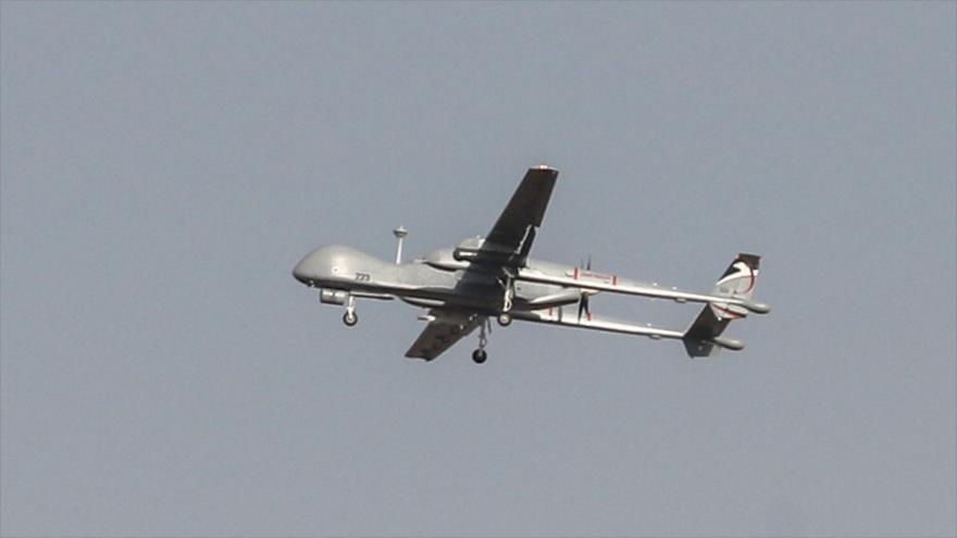 Un dron militar israelí Heron sobrevuela la ciudad de Ashdod, en el oeste de los territorios ocupados de Palestina, 13 de noviembre de 2019. (Foto: AFP)