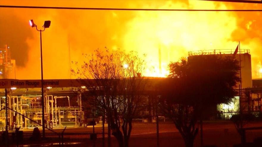 Vídeo: Un gran incendio arrasa una refinería de petróleo en EEUU