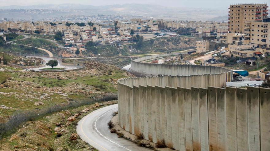 Asentamiento israelí (izq.), el campo de palestinos (dcha.) detrás del muro de separación de Israel, Jerusalén, el 11 de febrero de 2020. (Foto: AFP)