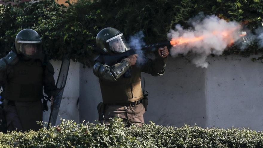 Policía chilena dispara gases lacrimógenos contra la gente durante enfrentamientos en el estadio Nacional de Santiago (capital). 1 de febrero de 2020. (Foto: AFP)
