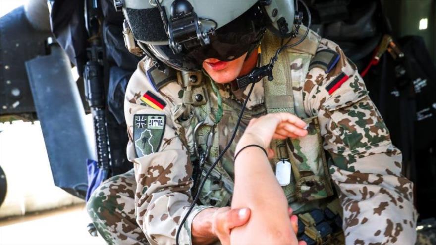 Un soldado alemán examina a otro militar durante el entrenamiento aeromédico en Irak , mayo de 2019.