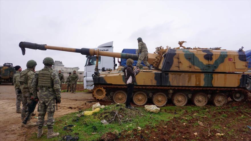 Tropas y artillería turca en la ciudad de Binish, en la provincia de Idlib, en el noroeste de Siria, 12 de febrero de 2020. (Foto: AFP)