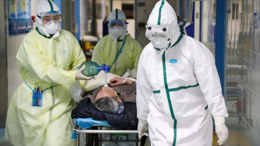 Un paciente enfermo por el coronavirus recibe tratamiento médico, China.