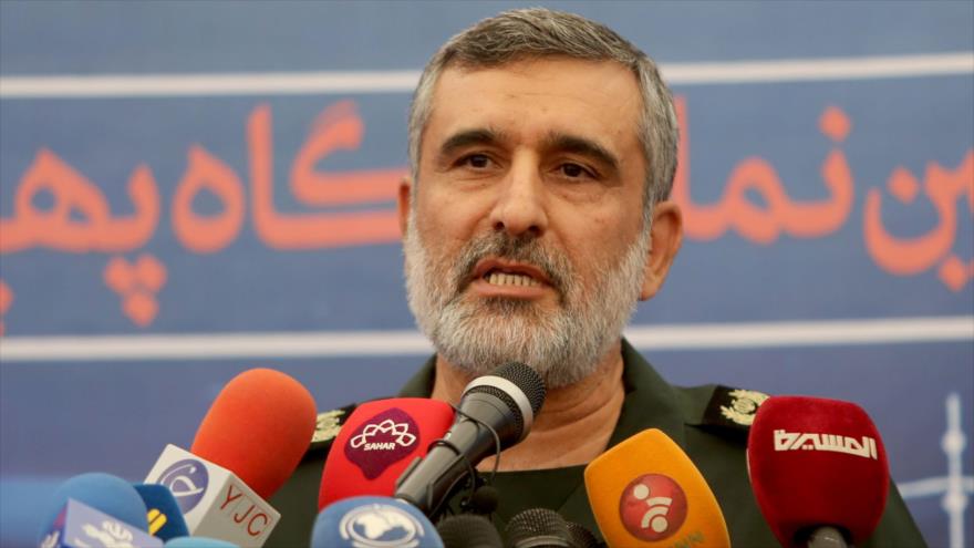 El comandante de la División Aeroespacial del CGRI de Irán, el general de brigada Amir Ali Hayizade, durante una rueda de prensa.