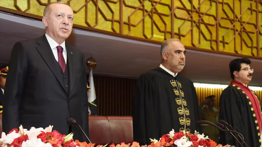 Presidente turco, Recep Tayyip Erdogan, recibido en el Parlamento de Paquistán, 14 de febrero de 2020. (Foto: AFP)