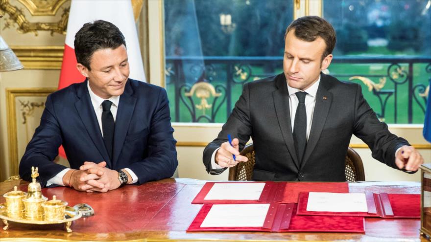 El presidente francés, Emmanuel Macron (dcha.), y el entonces portavoz del Gobierno, Benjamin Griveaux, 30 de diciembre de 2017. (Foto: AFP)