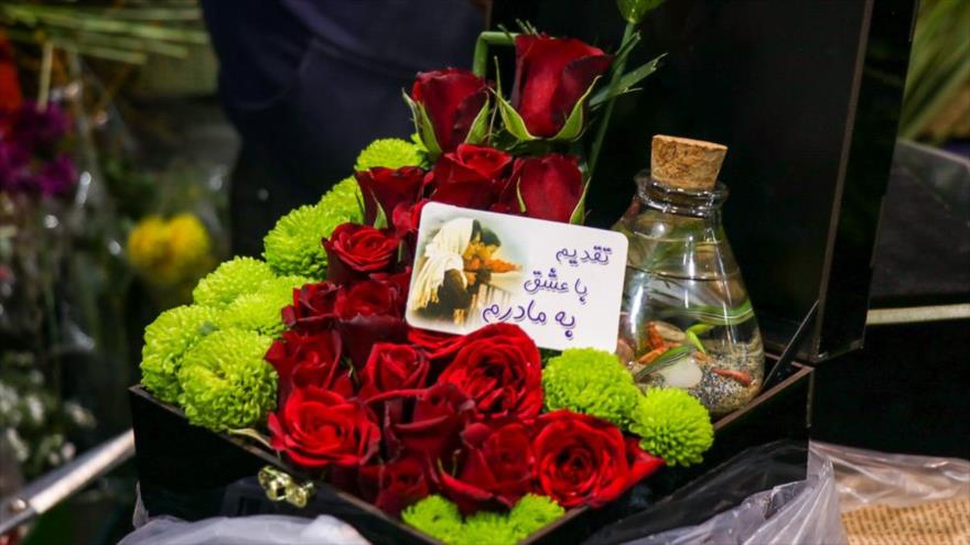 Una caja de flores en un mercado de flores un día antes del Día de la Mujer en Irán, Isfahán, 14 de febrero de 2020. (Foto: YJC)