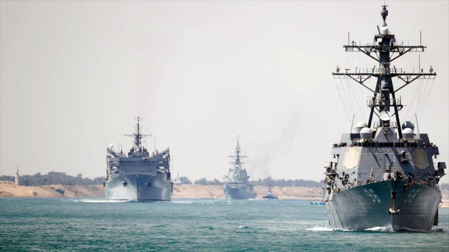 El grupo de ataque del portaviones USS Abraham Lincoln transita por el Canal de Suez, 9 de mayo de 2019. (Foto: AFP)