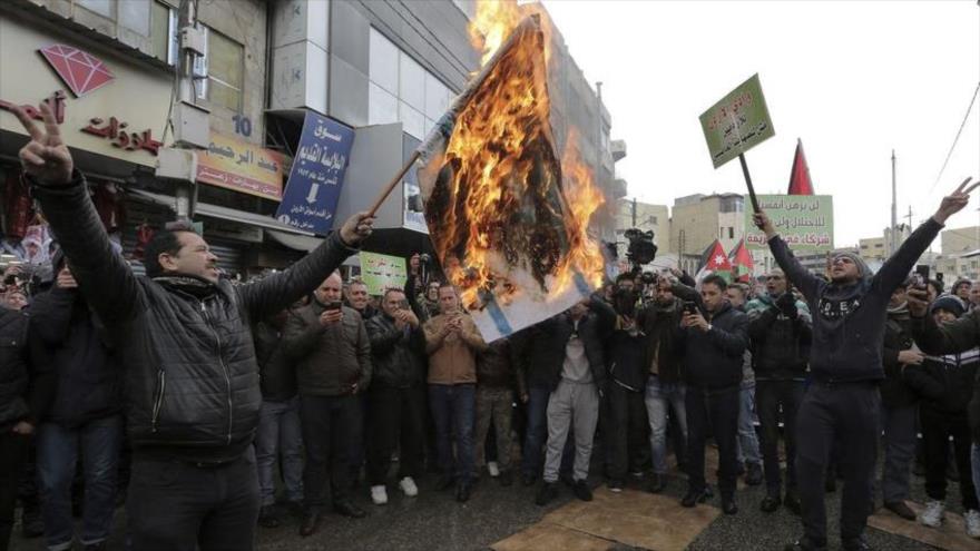 Manifestantes queman la bandera israelí en una protesta contra plan de paz de EE.UU. en el centro de Amán, Jordania, 31 de enero de 2020.