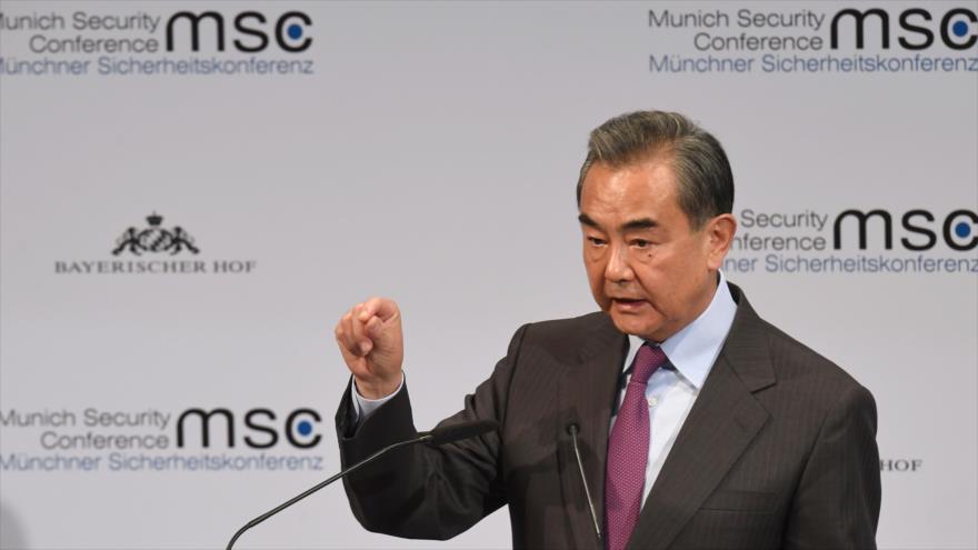 Wang Yi, canciller de China, habla en la Conferencia de Seguridad de Múnich, en Alemania, 15 de febrero de 2020. (Foto: AFP)