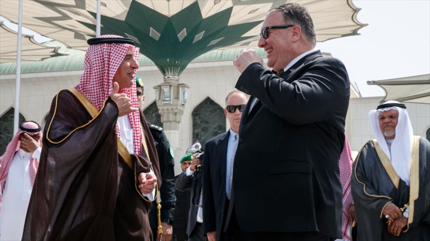 El ministro de Estado de Asuntos Exteriores saudí, Adel al-Yubeir, reunido con el secretario de Estado de EE.UU., en Yeda, 24 de enero de 2019. (Foto: AFP)